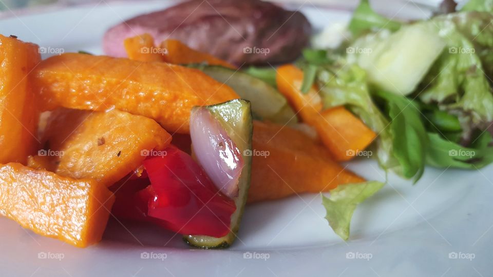 Beef with healty vegetables and salad