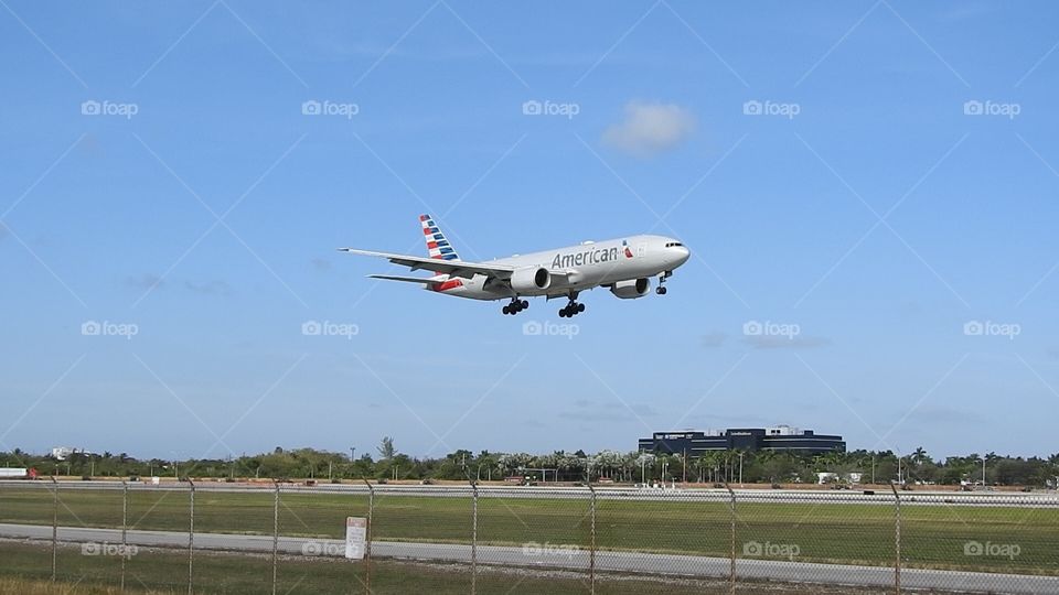 A Boeing 777 of American Airlines landing at Miami International Airport Runway 9 
