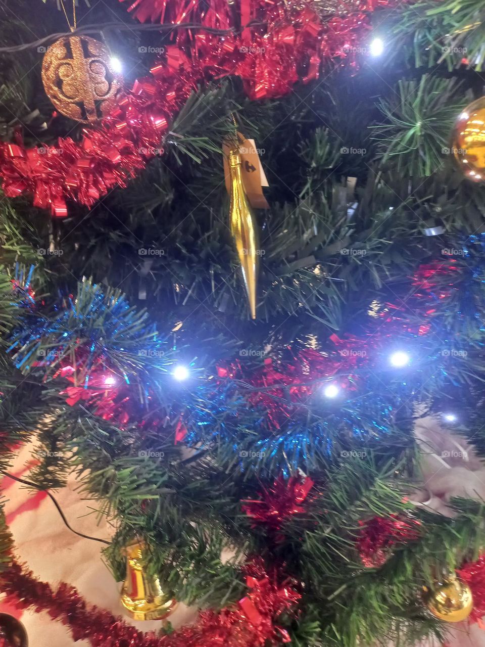 As luzes  estão  acesas. O pisca- pisca da árvore de Natal é um item indispensável  na decoração  natalina, traz para a decoração  um toque diferente e, as decorações  clássicas não  tem como competir.