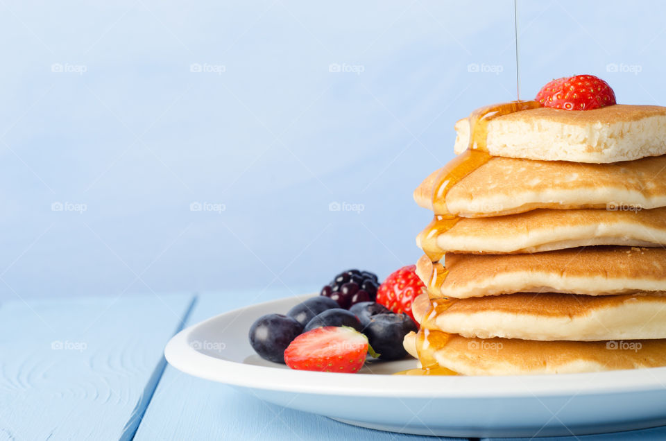 Pancakes with honey and fruits