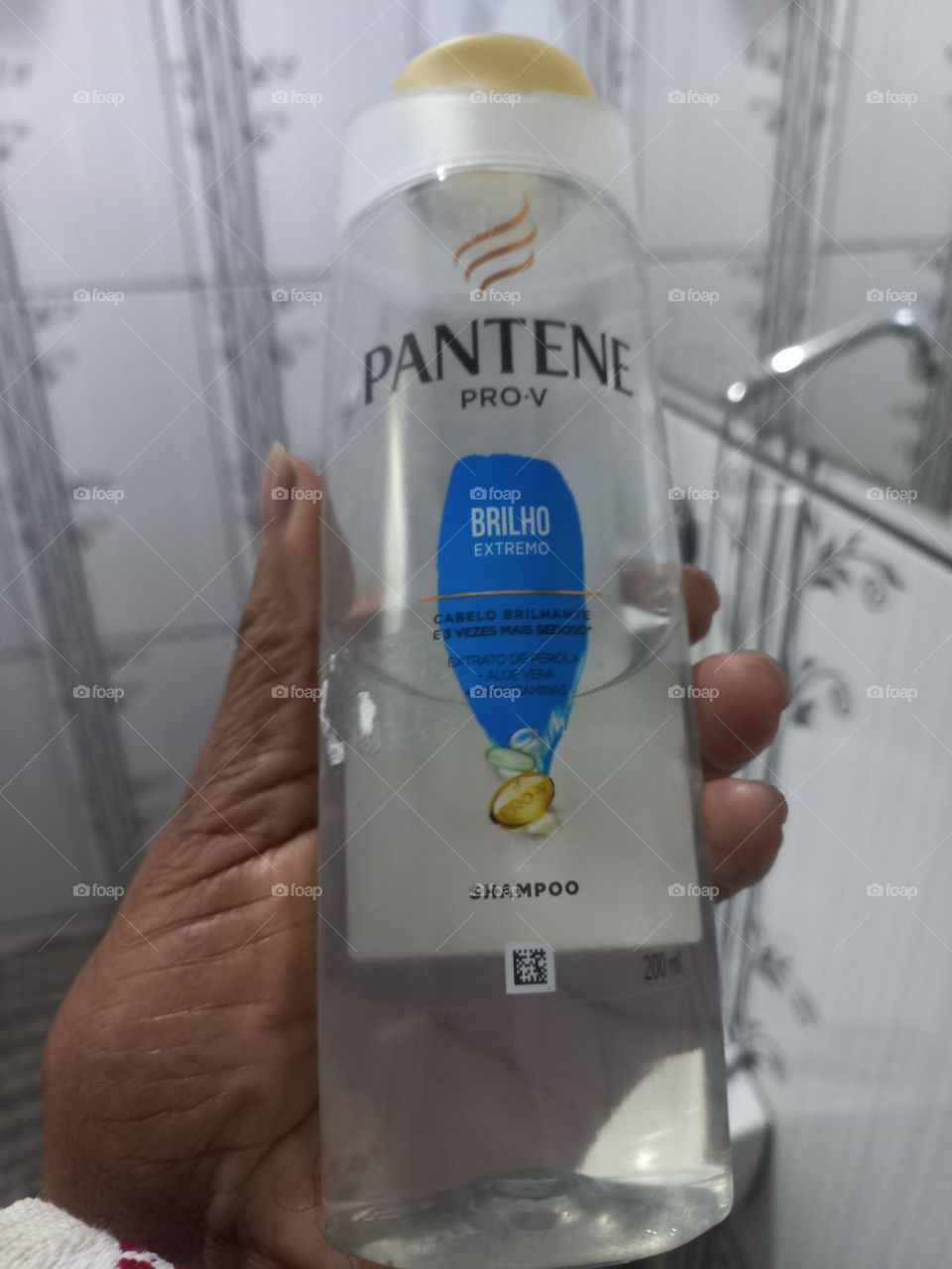 Este é o shampoo BRILHO EXTREMO  PANTENE,  com Extrato de Pérolas, Aloe Vera + PRO-VITAMINAS.   Use e tenha cabelos brilhantes,  sedosos e macios. A PANTENE,  promove  a beleza dos seus cabelos!