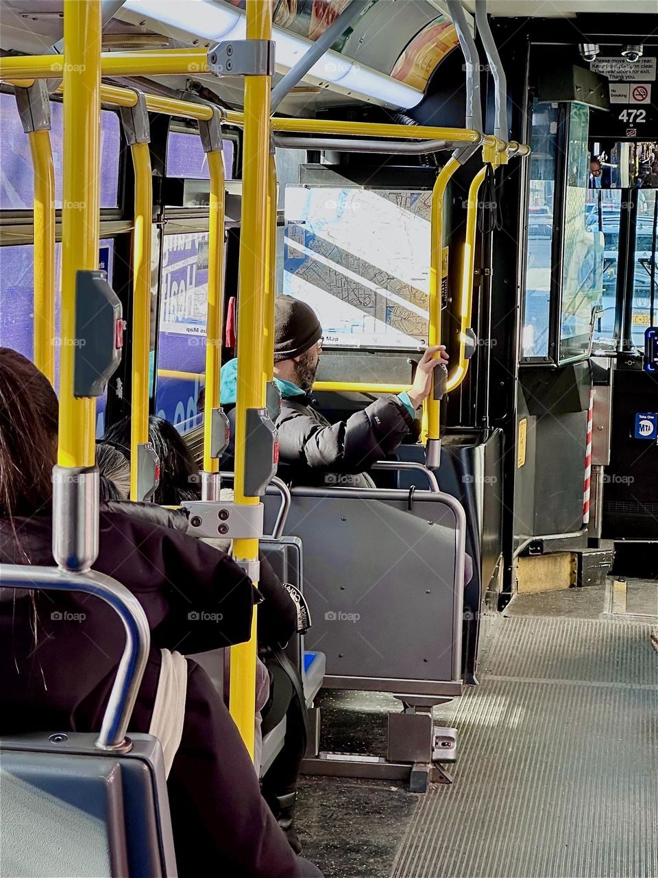 People are riding the „B43“ bus from „Greenpoint“ to „Bushwick“, Brooklyn along with me on this sunny afternoon in January 2024. Hypnotic Productions