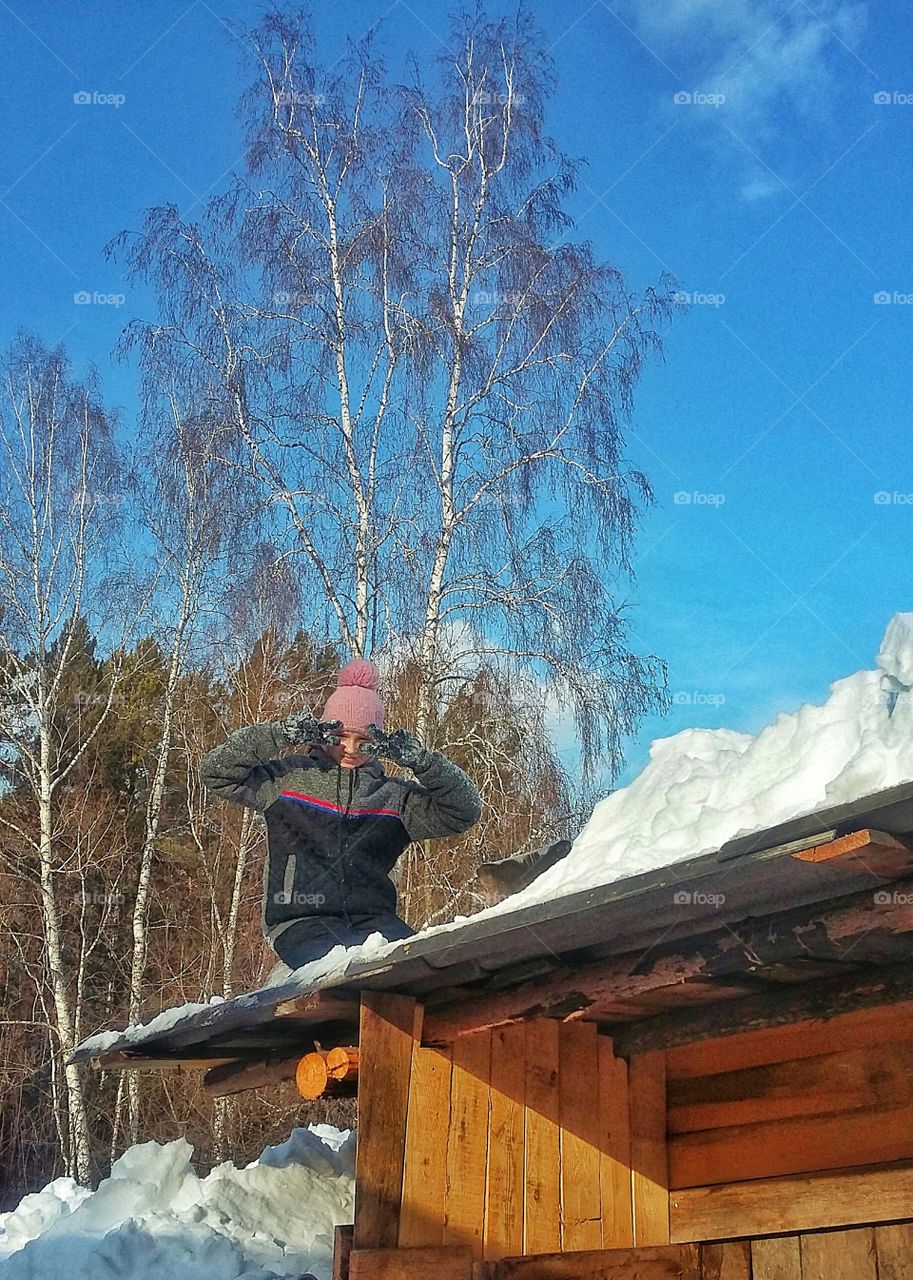 девочка на крыше сарая зимой