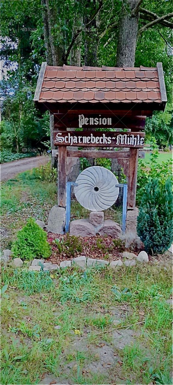 „Pension Scharnebeck Mühle“ says the sign by the road marking the beginning of the inn‘s vicinity whose name it bears inside the former windmill operated by family „Scharnebeck“. 2022. Hypnotic Productions