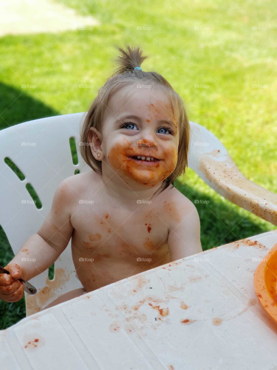 bebés comida familia libertad felicidad amor hijo hija macarrones tomate campo aire libre mellizos alimentación babyledweaning