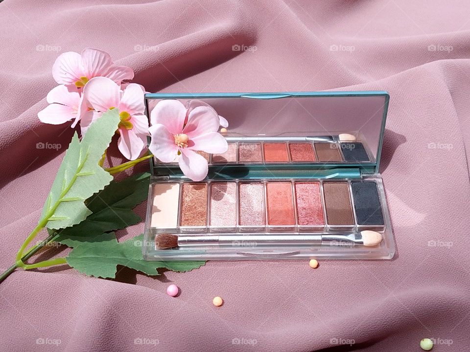 Eye shadow palette to beautify the appearance.