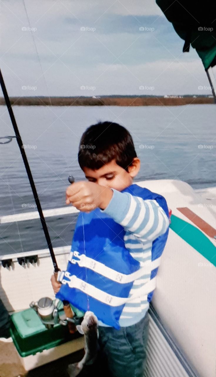 Children's fishing and rest with children_The boy was fiddling with fich