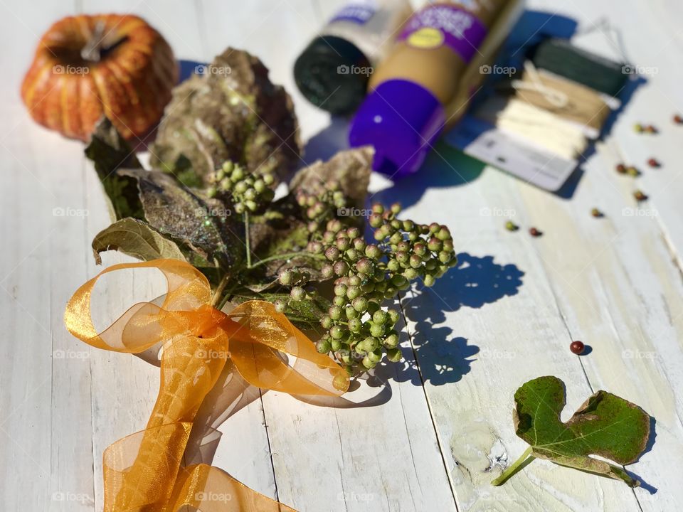 Gorgeous Table Centerpiece Using Fig Leaves