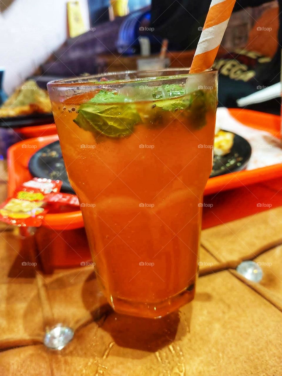 That drink with lime and mint looks like the perfect way to cool off! The combination of flavors must be so refreshing. It's like a little slice of paradise in a glass. 🍹🌿