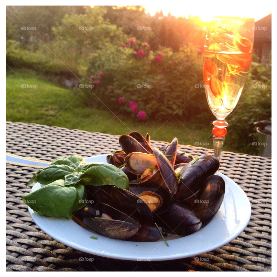 Mussels and white wine.. Summer - Norwegian midnight snack
