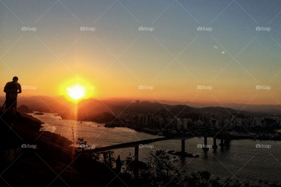 Terceira Ponte. Um belíssimo pôr-do-sol, visto do alto do morro do moreno, localizado na cidade de VilaVelha-ES-Brasil.