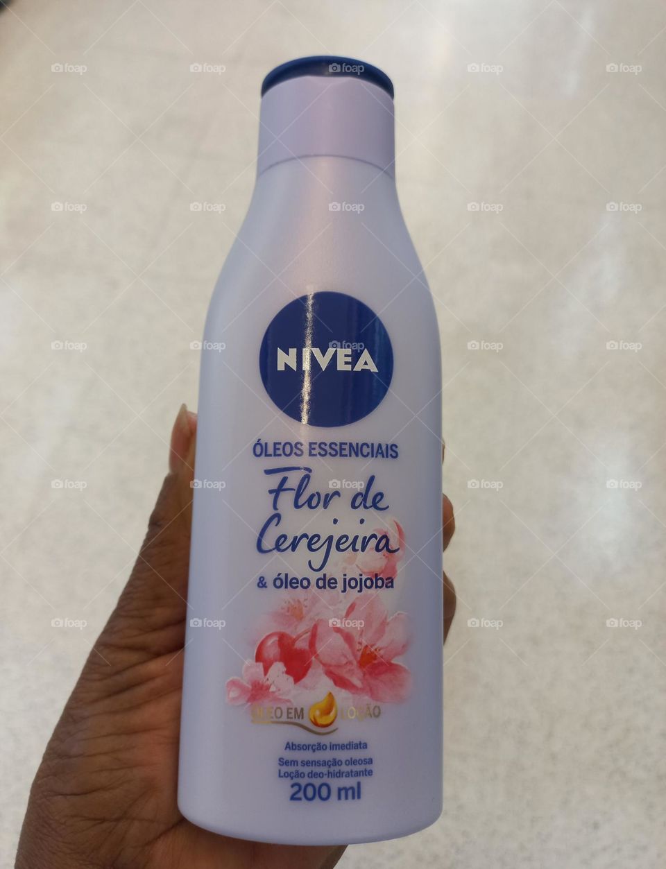 Pele bonita e saudável é pele tratada e bem hidratada. Aplique a loção deo hidratante Flor de Cerejeira & óleo de jojoba da NIVEA todos os dias, no corpo inteiro e tenha uma pele bonita, hidratada e macia