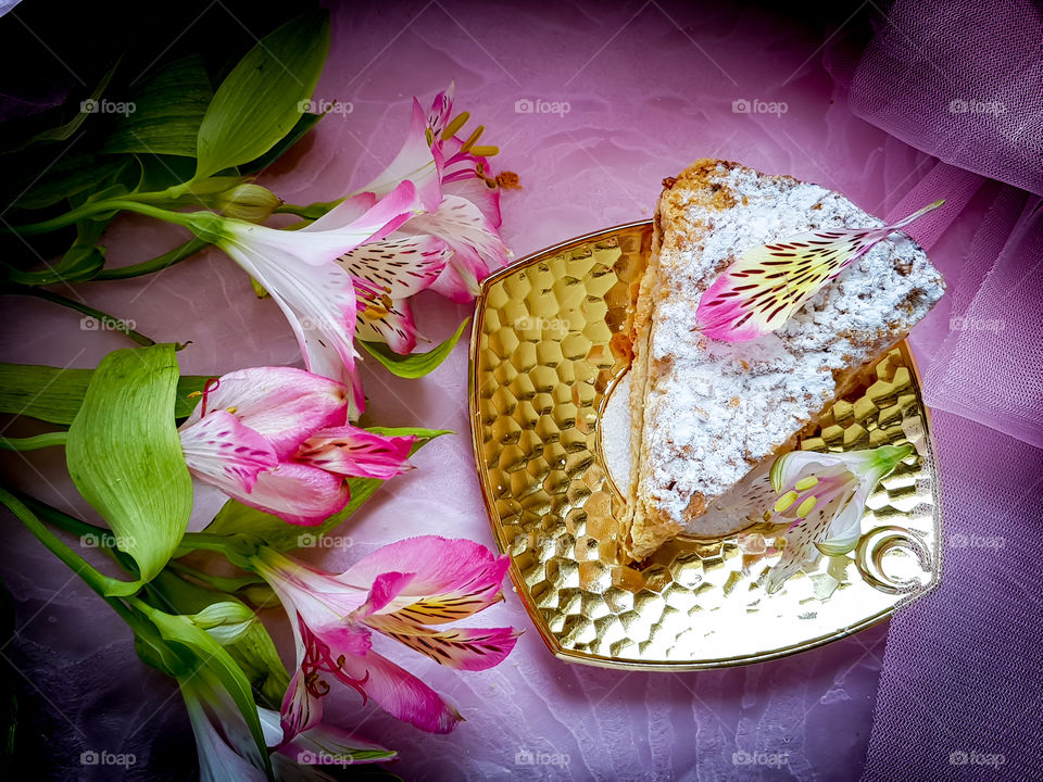 apple pie! enjoying delicious apple pie on golden plate with tea can refuel a day's energy, not to mention the art of presentation and decoration. love the flowers and the petal on top