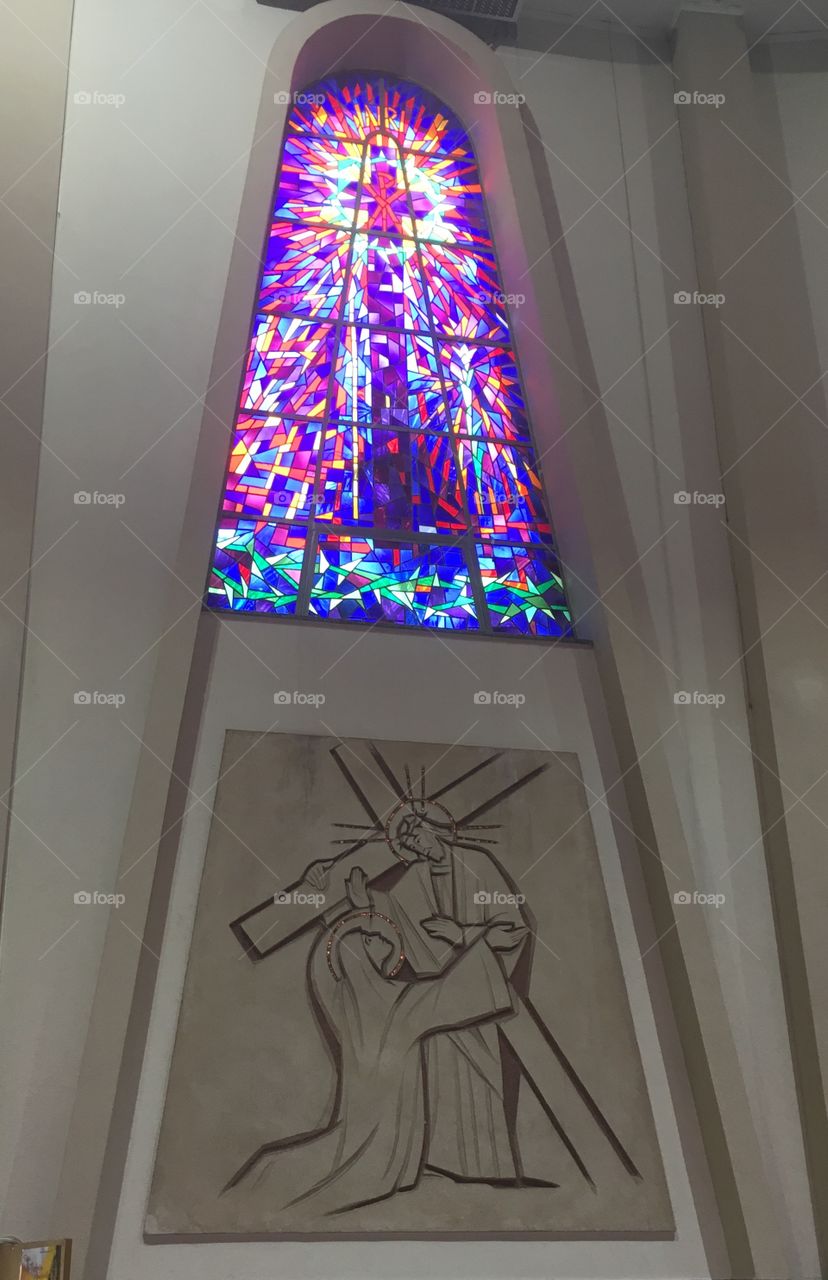 Vitral da Igreja de São João Batista, em Jundiaí - São Paulo. Abaixo, uma obra de arte mostrando Jesus carregando a sua cruz. 