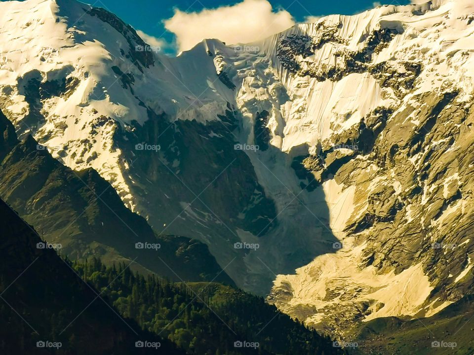 Hiamalayan snowful peaks