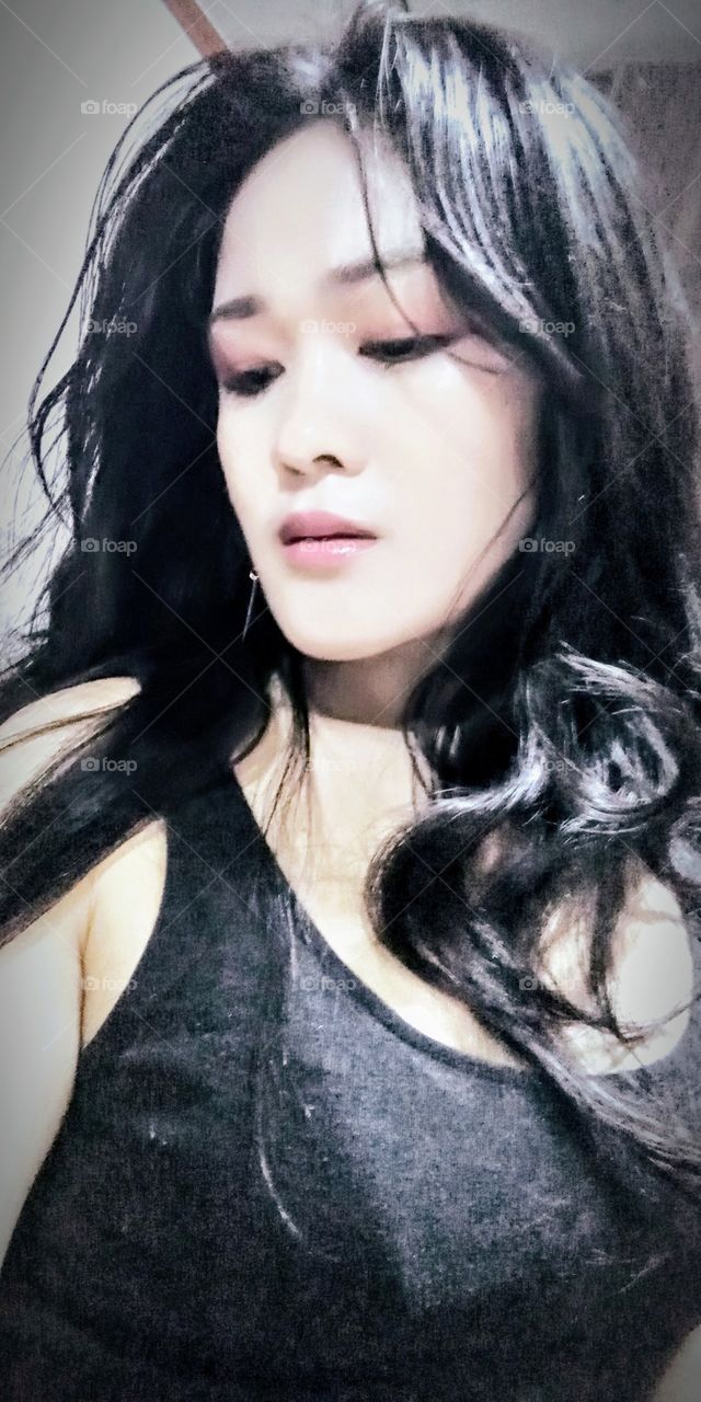 The side view appeal with the simple make up.