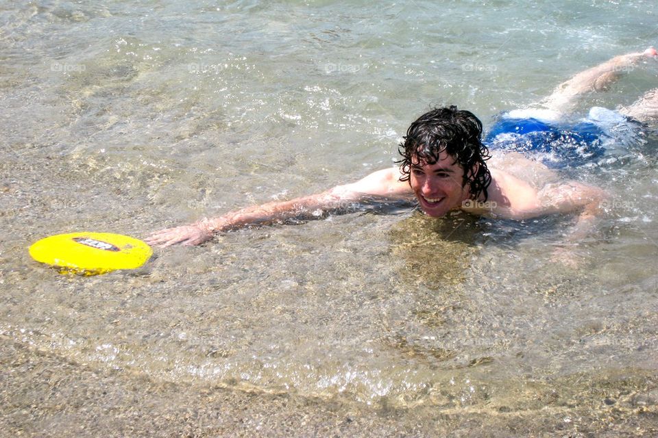 Guy grabbing frisbee