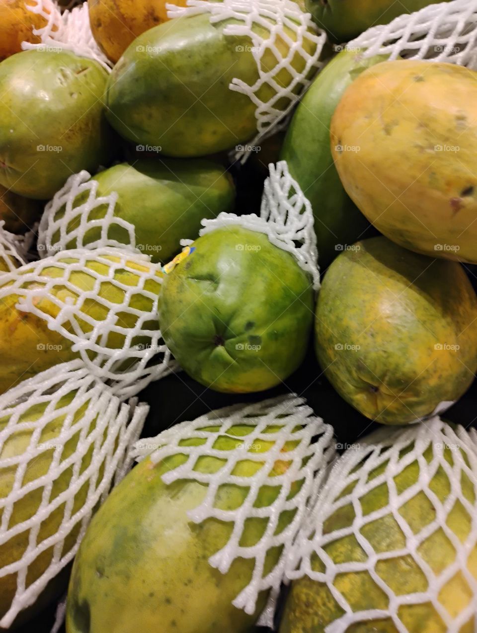 O mamão papaya é uma fruta saborosa e saudável, rica em fibras e nutrientes, como a vitamina C e o licopeno. Ele é de tamanho menor que o mamão formosa, mas ambos tem composição e nutrientes bastante parecidos