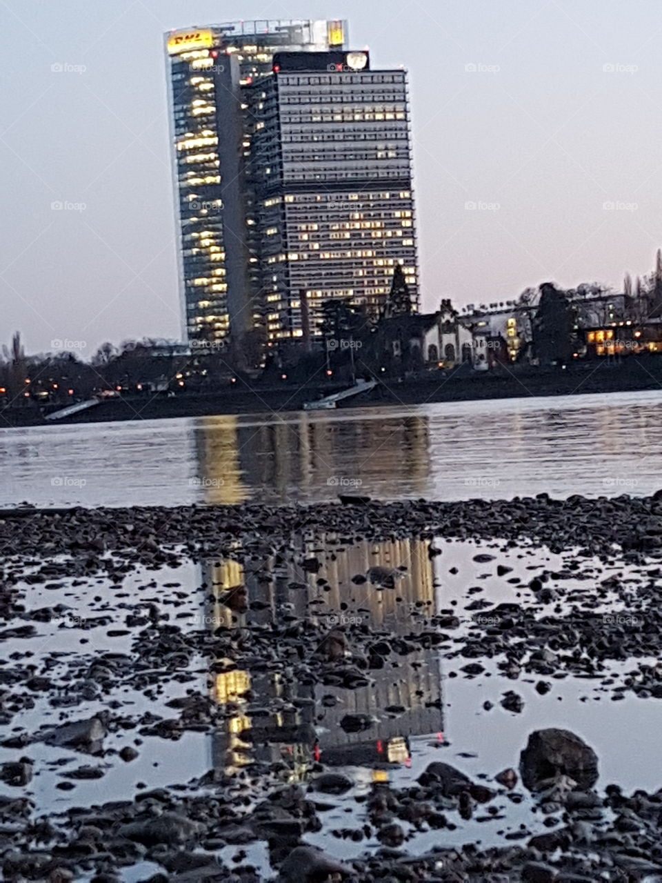 Post  Telekom Spiegelung im Rhein