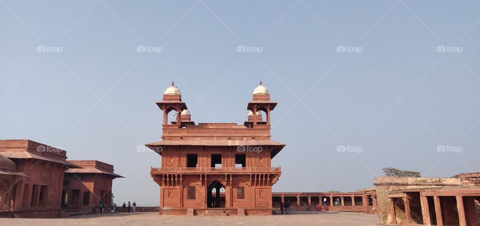 The Buland Darwaza is made of red sandstone, decorated by white and black marble and is higher than the courtyard of the mosque. The Buland Darwaza is symmetrical and is topped by large free standing kiosks, which are the chhatris. It also has at the