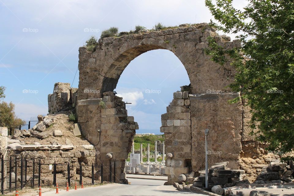 Open-air archaeology and resort lifestyle in Side, Turkey