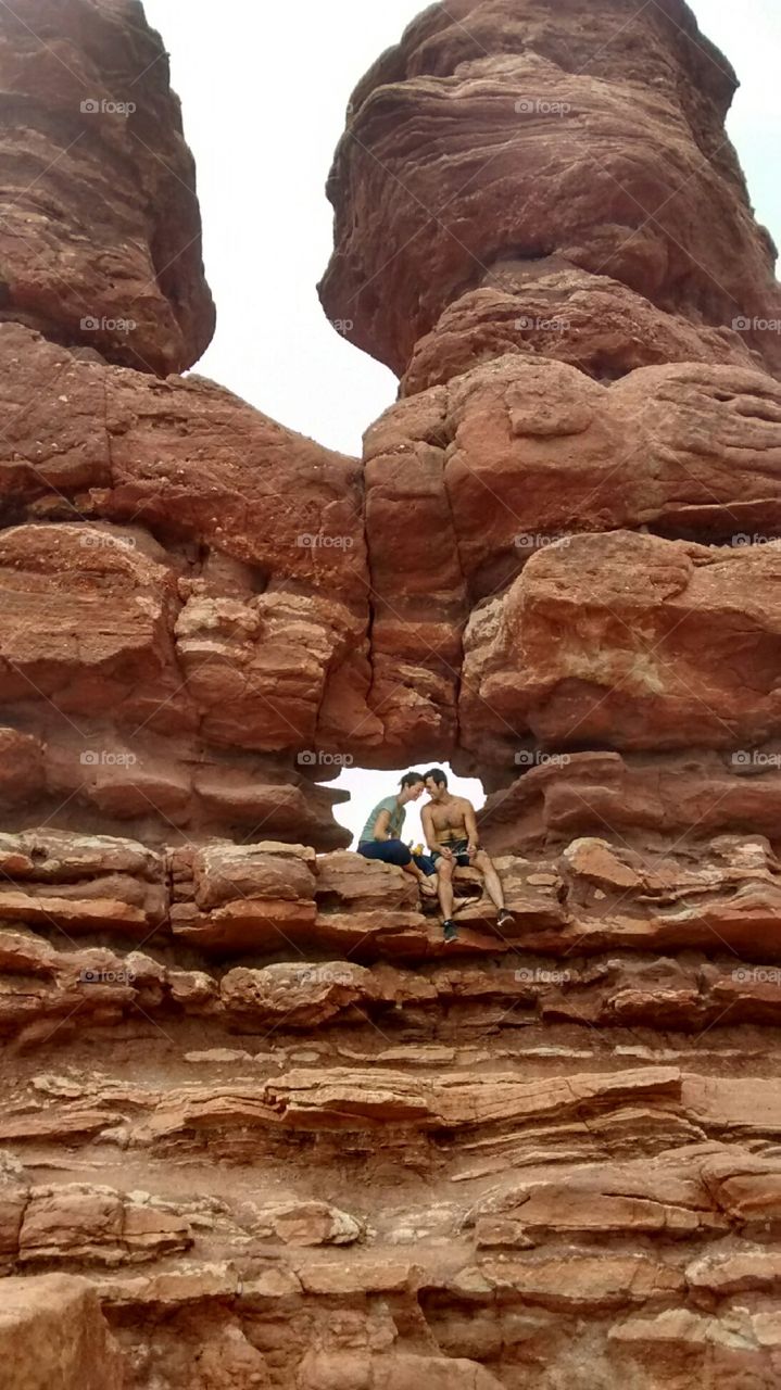 A couple being sweet on the rocks in Garden of the Gods in Colorado 
