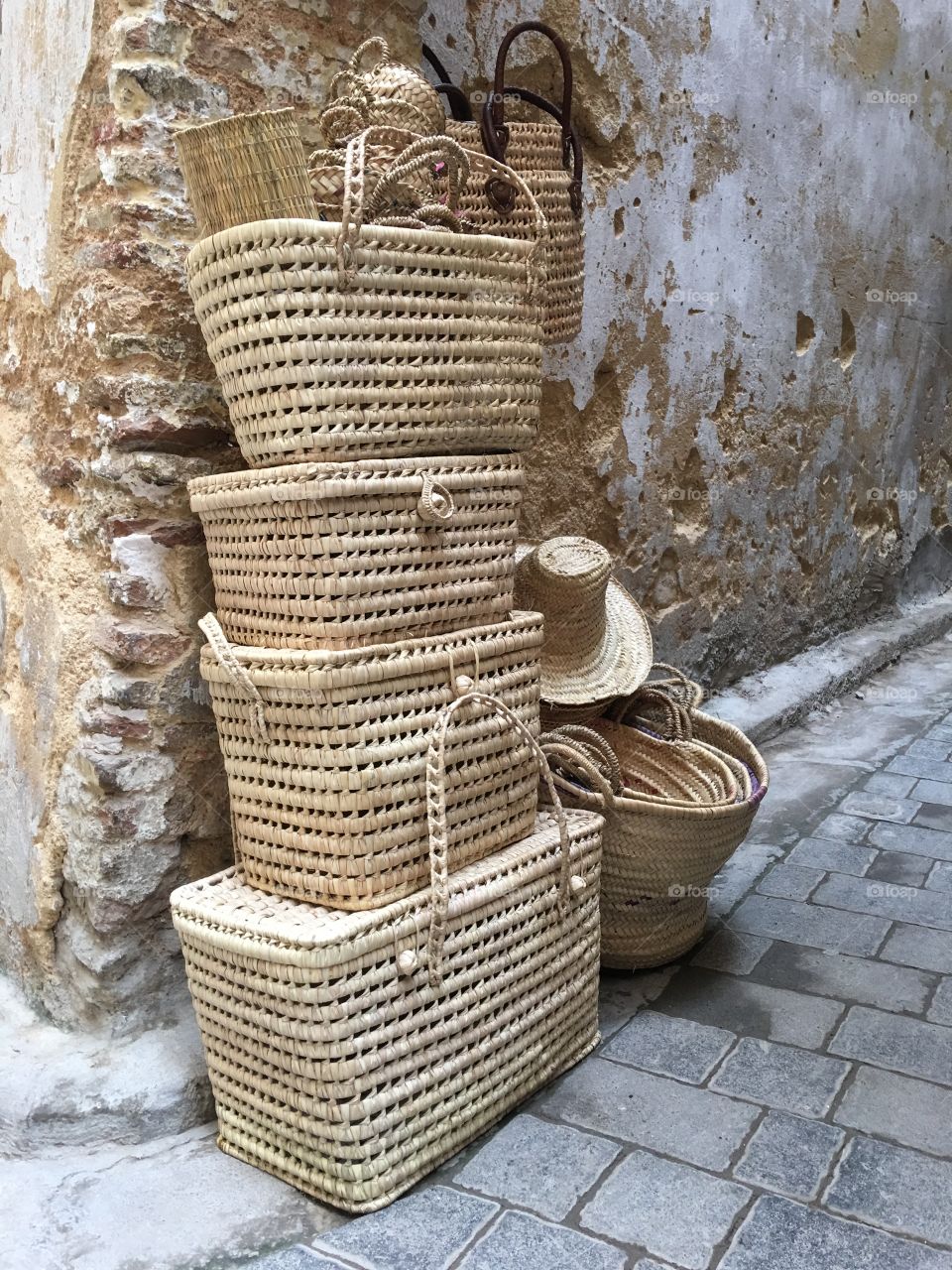 Many handmade baskets to choose from 