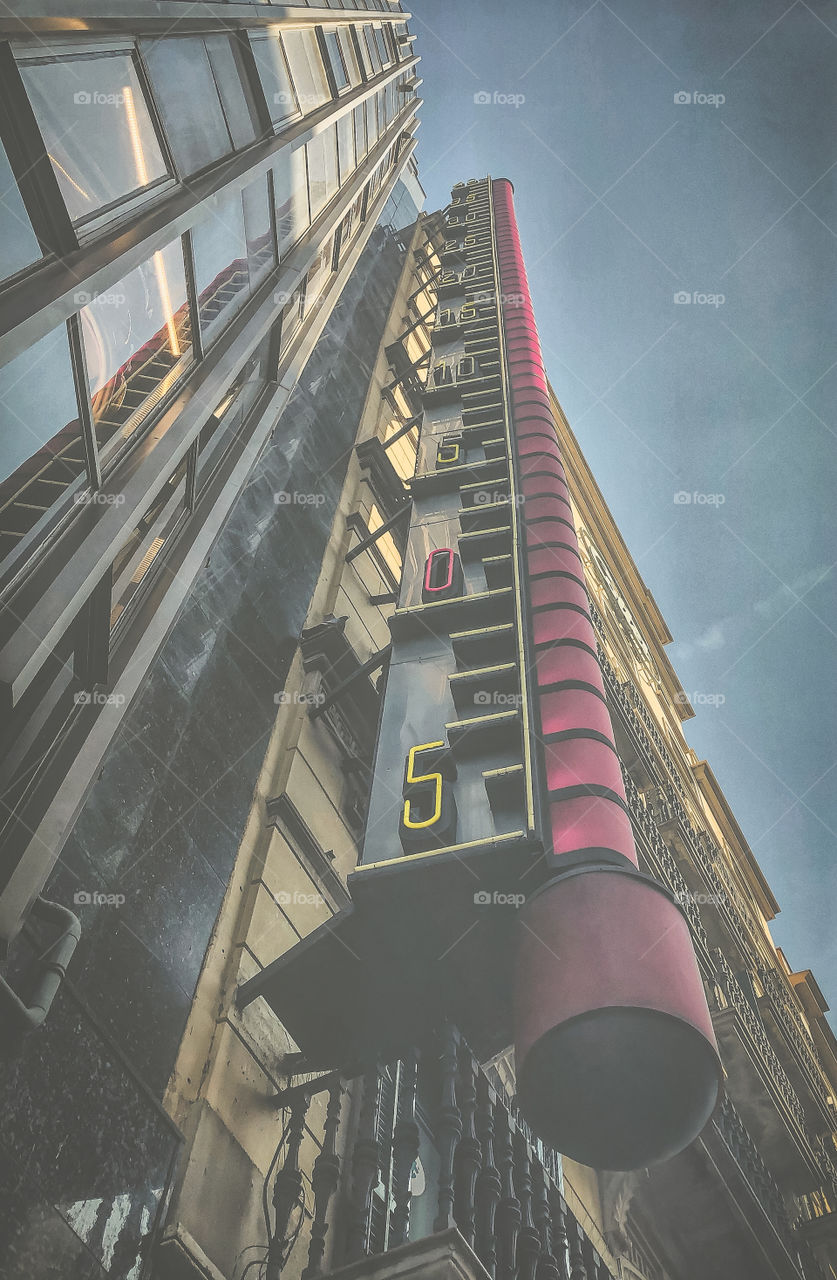 Looking upwards from the base of a giant thermometer attached to the side of a building, it’s late afternoon in Barcelona 