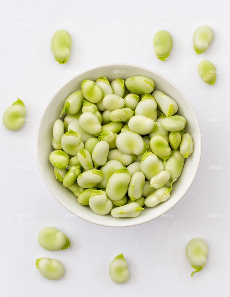 A healthy bowlful of fresh broad beans.