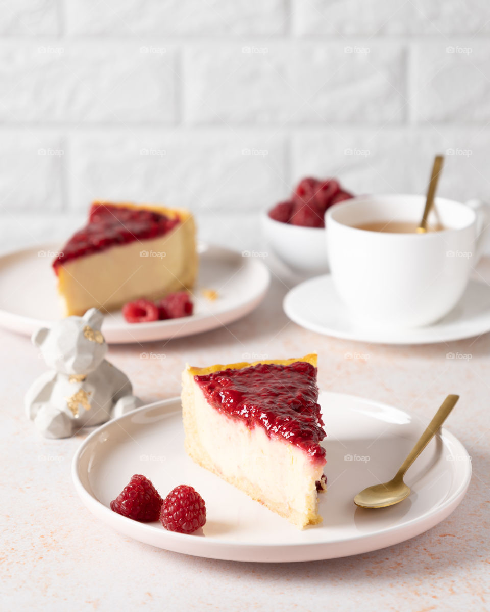 Cheesecake with raspberry sauce 