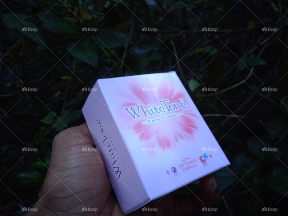 Face Powder one hand