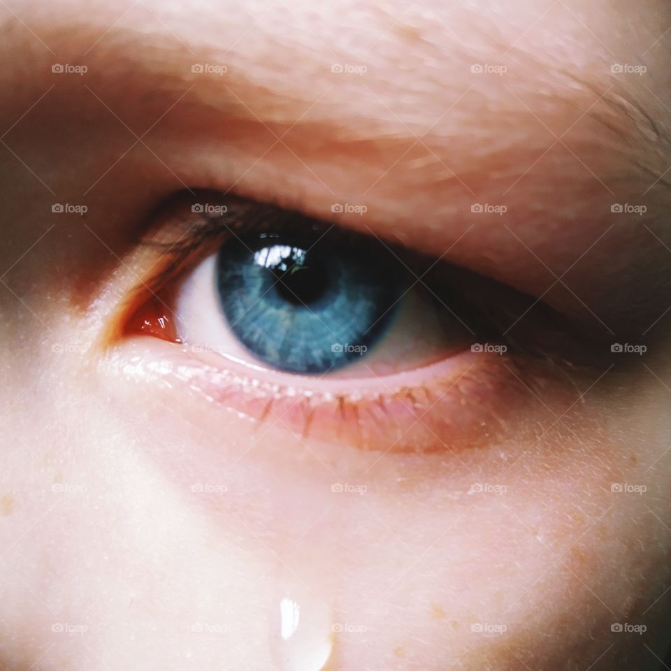 слеза маленькой девочки с голубыми глазами