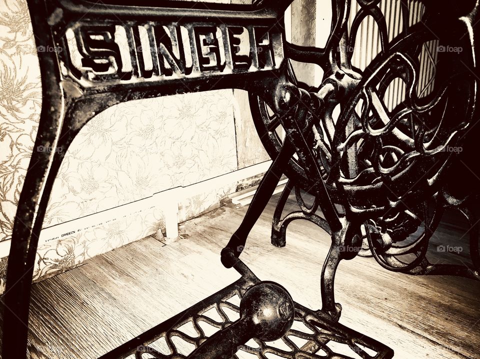 Family relic! Ancient sewing machine Singer, early 20th century. Still in working order, but more often used as a table))