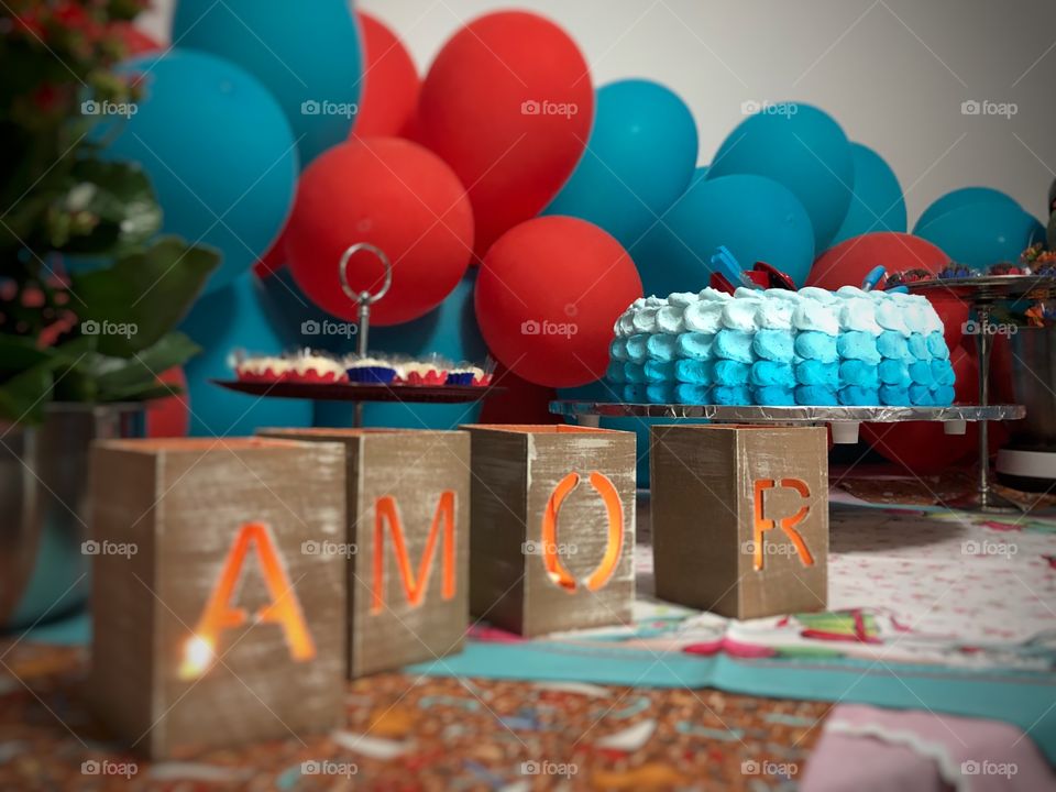 A cake!!! Who doesn’t like a cake?! Every party must have one, and this Engagement party could not be different! Sitting in a table with the word AMOR, which in English means LOVE, it is the most romantic setting for this moment.