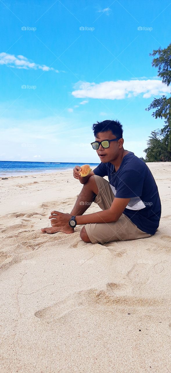Relaxing beach style while eating bread