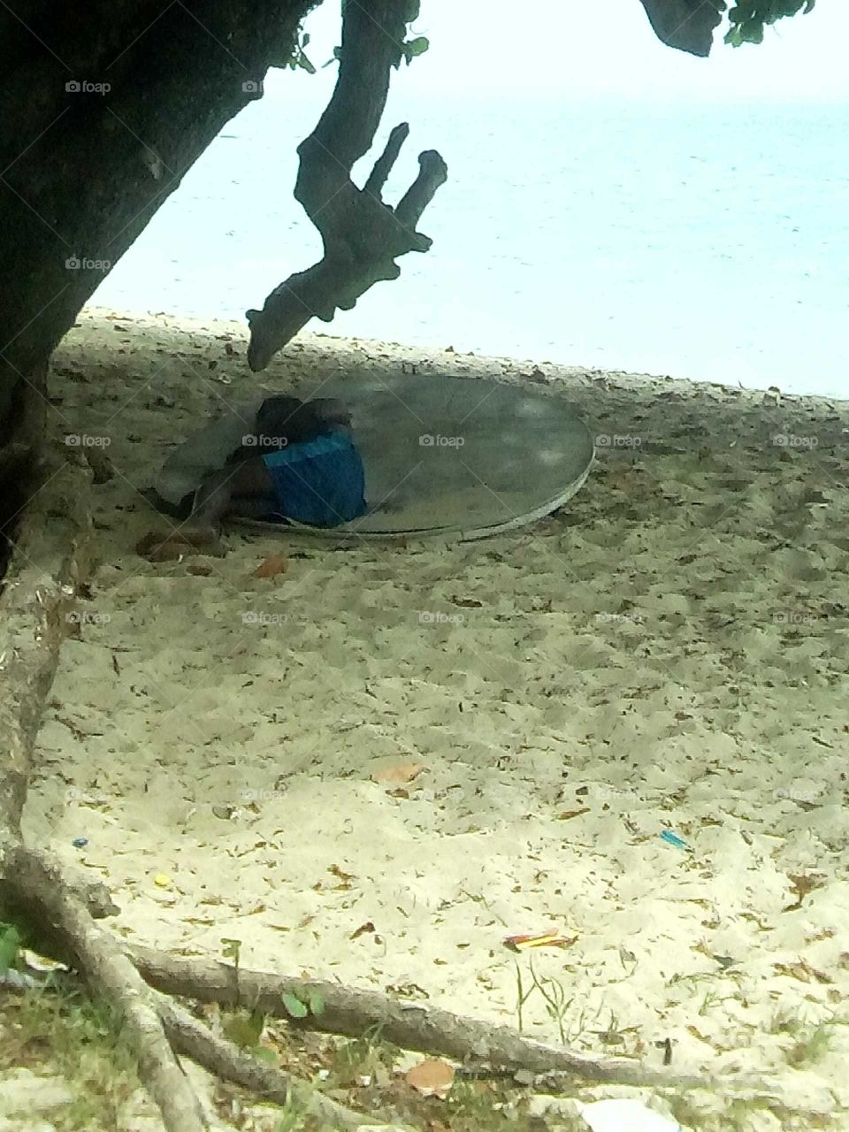 this picture touch my heart this man was out of it all he could do is to just get jump cover an use it as is bed