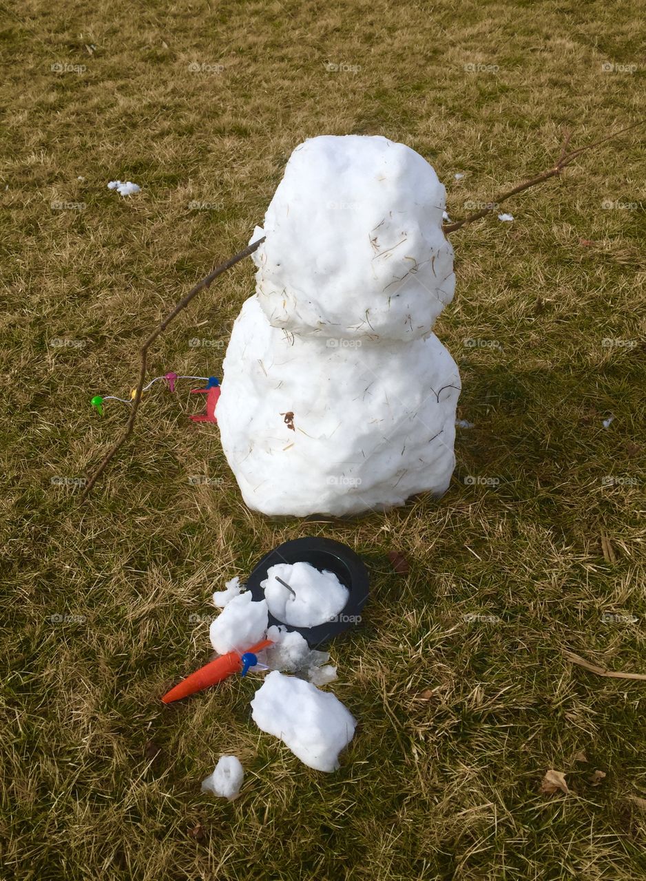Lost head on melting snowman