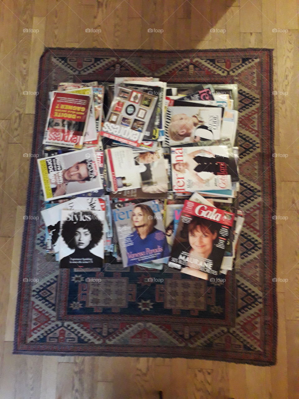 table basse décorée de livres