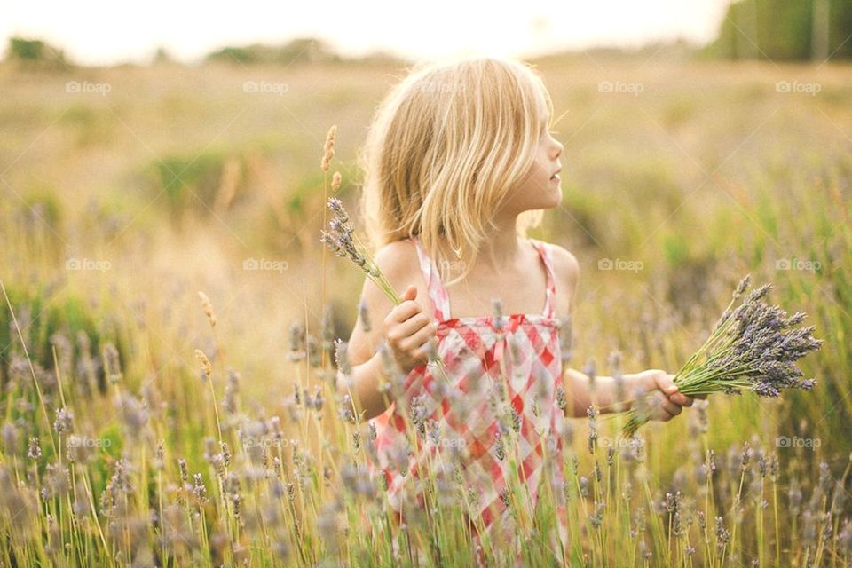 little girl enjoy autumn 