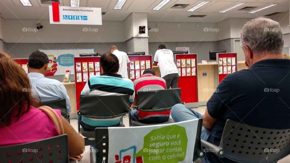 Agência, banco, senhas, pessoas...