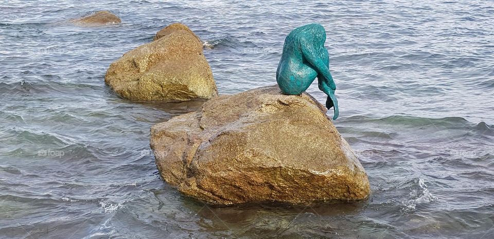 Sirène méditant sur un rocher