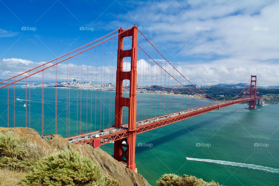 Bridge, bay, boat - the magnificent Golden Gate Bridge seen from Marin Headlands 
