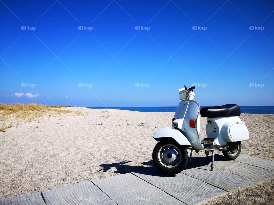 weiße Vespa, Retro, Vintage, Betonsteg, Strand und blaues Meer, beruhigend, entspannend, Urlaubsfeeling