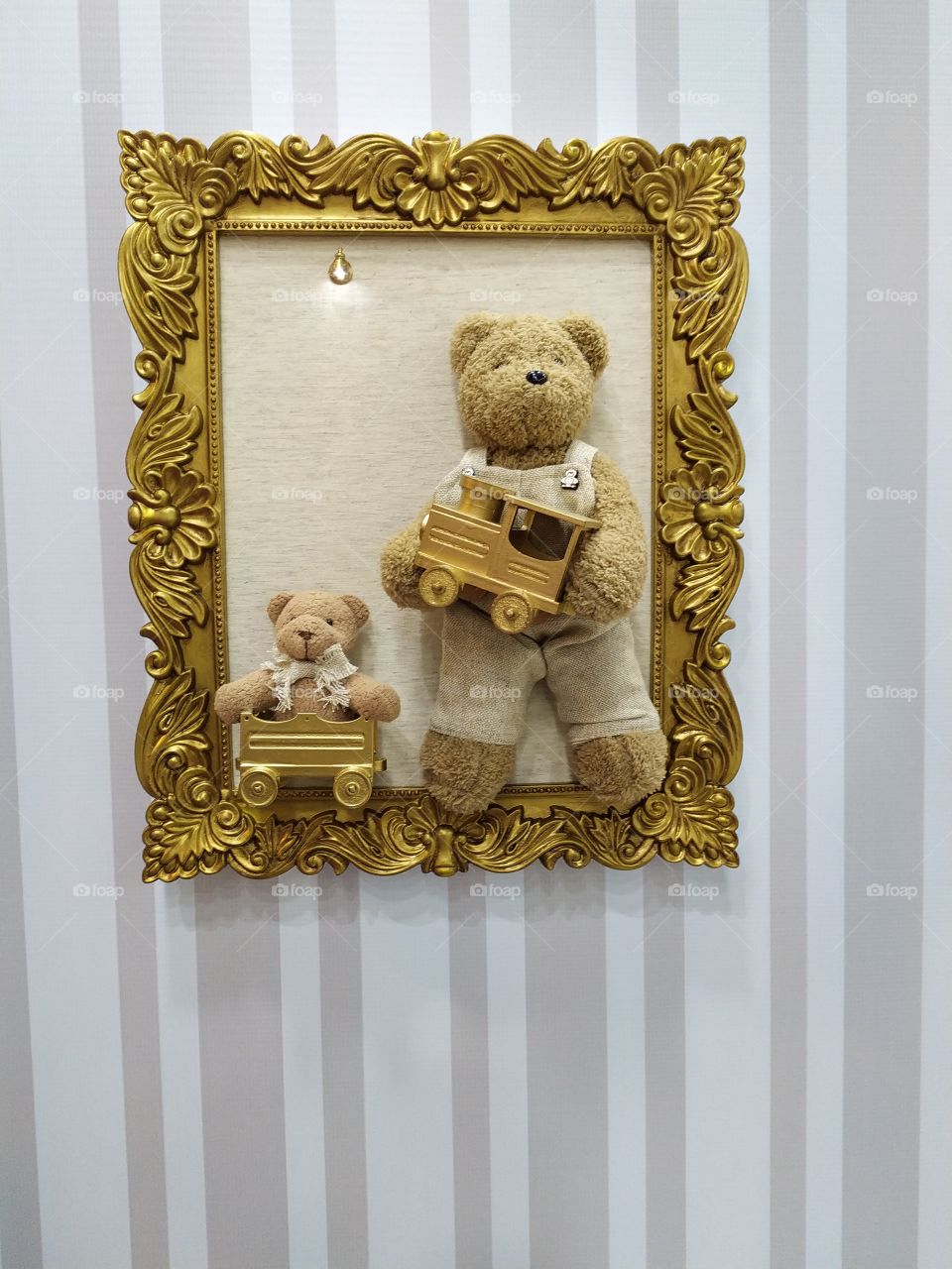 a lovely bird in a picture frame inspiring a baby Room