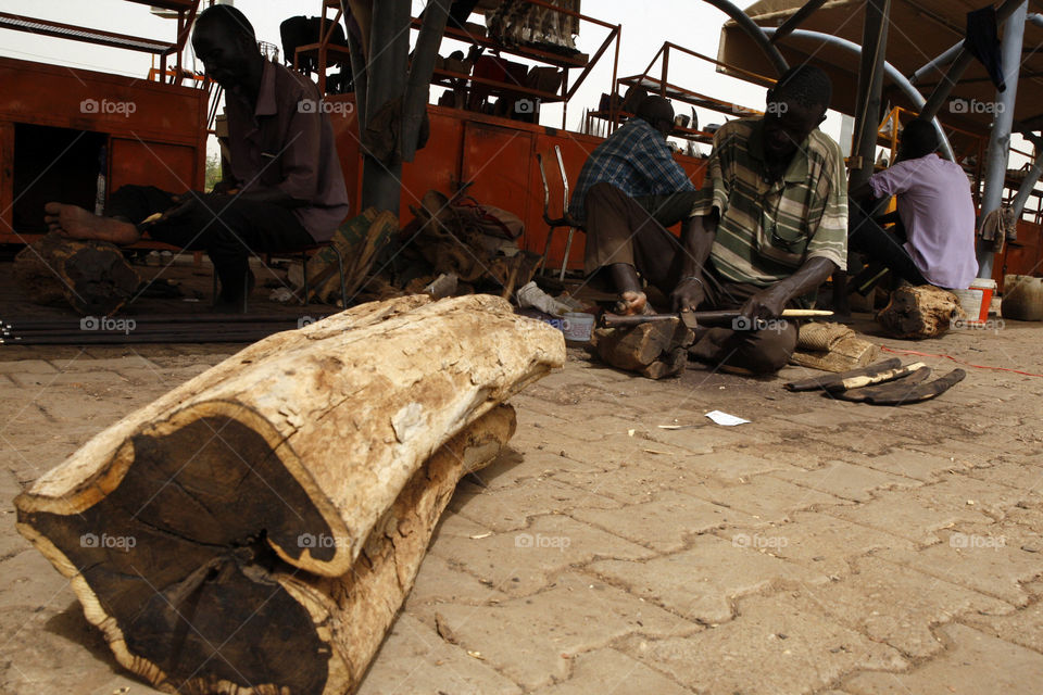 The ebony wood, which is imported from southern Sudan, is considered to be the best wood in the ceramics industry, which has benefited the people of South Sudan and the market of ceramics and handicrafts from the popular markets of tourists in Sudan