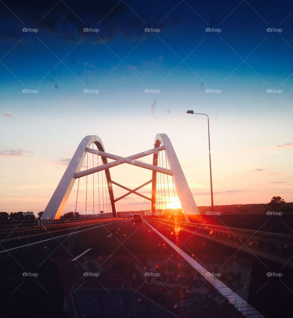 Droga o zachodzie słońca