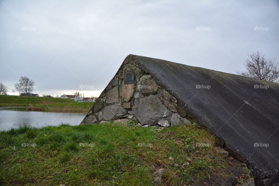 Old pump house integrated into the dam