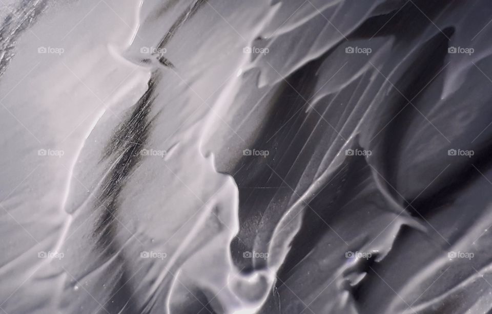 Quark Struktur grau weiss in einer Silber Schale