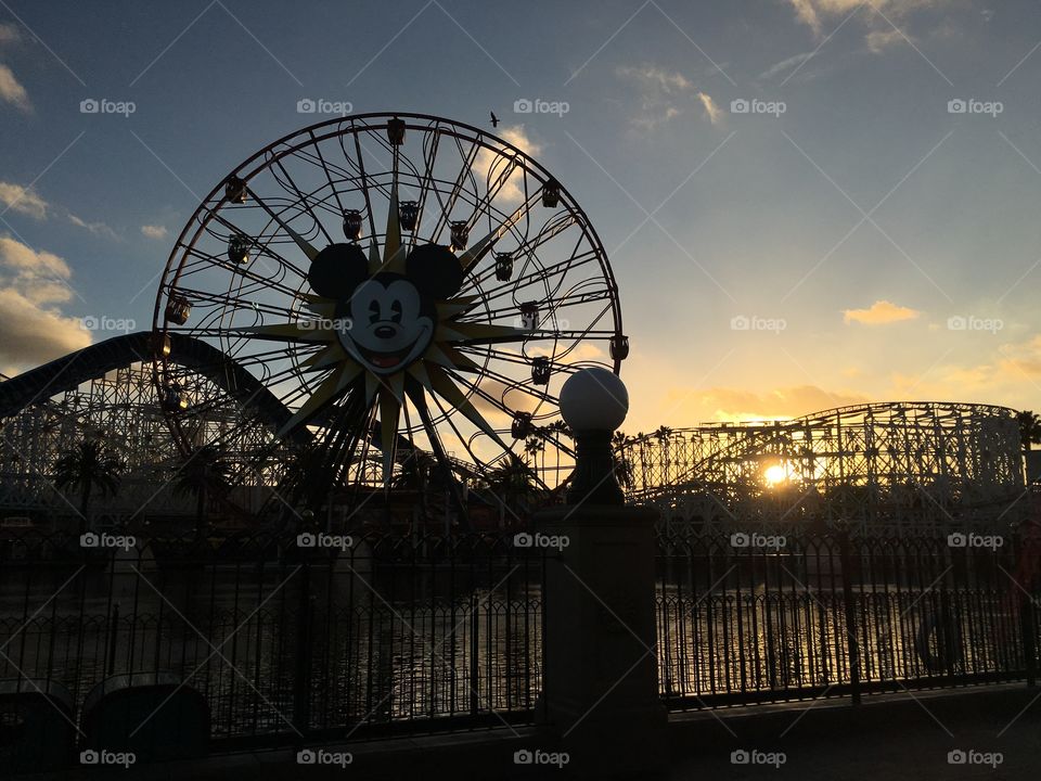 A beautiful skyline pier view of DisneyLand and it’s famous Ferris wheel. 