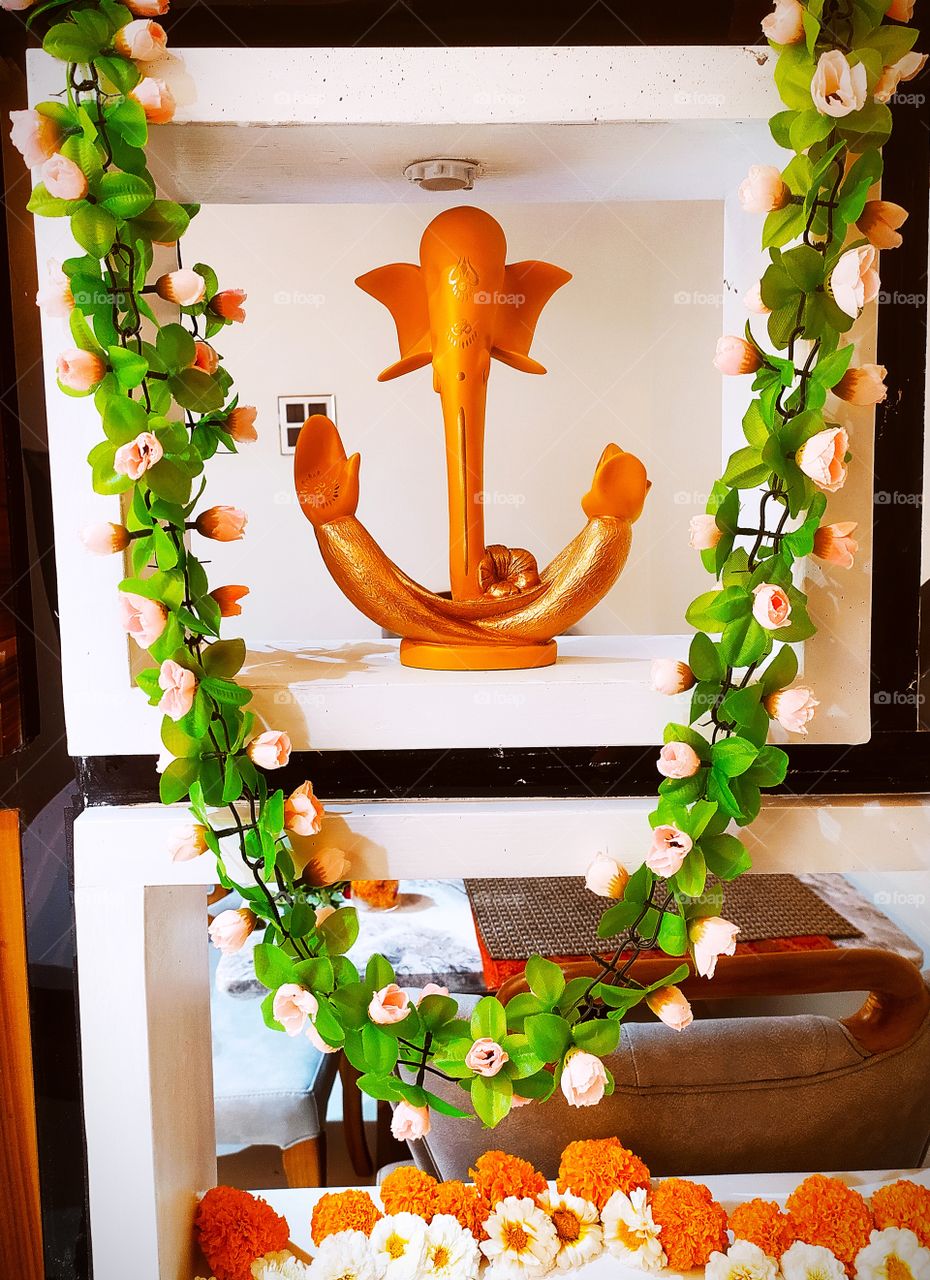 Fancy items For awesome Hall decoration looks